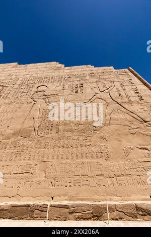 Medinet Habu, Totentempel von Ramesses III, erster Pylon, Turmtor, Westufer, Luxor, Ägypten, Nordafrika, Afrika Stockfoto