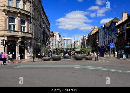 St Mary Street mit Royal Hotel auf der linken Seite und Pierhead Clock Mechanism in Glasgehäuse. Cardiff, Südwales, Vereinigtes Königreich. Vom August 2024 Stockfoto