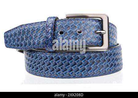 Blau strukturierter Ledergürtel mit dunkler Metallschnalle isoliert auf weißem Hintergrund. Stockfoto