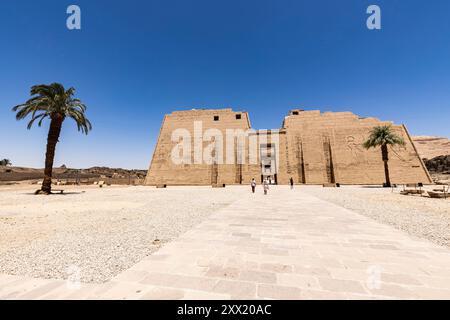 Medinet Habu, Totentempel von Ramesses III, erster Pylon, Turmtor, Westufer, Luxor, Ägypten, Nordafrika, Afrika Stockfoto