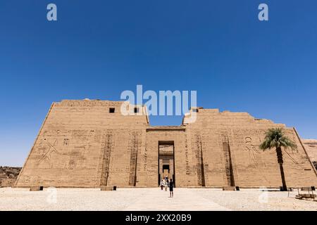 Medinet Habu, Totentempel von Ramesses III, erster Pylon, Turmtor, Westufer, Luxor, Ägypten, Nordafrika, Afrika Stockfoto