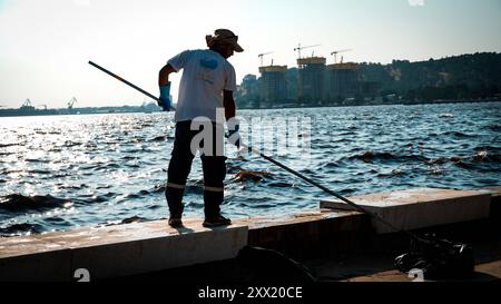 Massenfische Todesfälle im Golf Massenfische Todesfälle sind im Golf von Izmir aufgrund des Klimawandels und der Umweltverschmutzung aufgetreten. Tote Fische spülten an der Küste, während Putzmannschaften gesehen wurden, die die Küste von toten Fischen säuberten. Izmir BayraklÄ Türkei Copyright: XIdilxToffolox DSC08453 Stockfoto