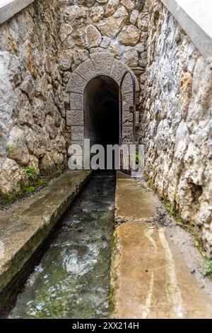 Tunnel in Seven Springs oder Epta Piges Park auf Rhodos Island. Stockfoto