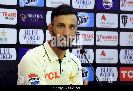 Rawalpindi, Pakistan. August 2024. Pakistans Kapitän Shan Masood gibt während einer Pressekonferenz im Rawalpindi Cricket Stadium in Rawalpindi am 20. August 2024, am Vorabend des ersten Test-Cricket-Spiels zwischen Pakistan und Bangladesch, Gesten. (Foto: Raja Imran Bahadar/Pacific Press/SIPA USA) Credit: SIPA USA/Alamy Live News Stockfoto