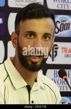 Rawalpindi, Pakistan. August 2024. Pakistans Kapitän Shan Masood gibt während einer Pressekonferenz im Rawalpindi Cricket Stadium in Rawalpindi am 20. August 2024, am Vorabend des ersten Test-Cricket-Spiels zwischen Pakistan und Bangladesch, Gesten. (Foto: Raja Imran Bahadar/Pacific Press/SIPA USA) Credit: SIPA USA/Alamy Live News Stockfoto