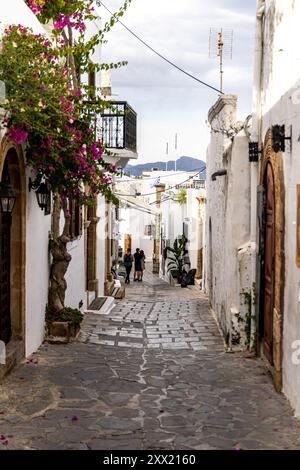 Rhodos, Griechenland - 9. Mai 2024: Wunderschöne mittelalterliche Architektur der Stadt Lindos auf Rhodos, Griechenland. Stockfoto