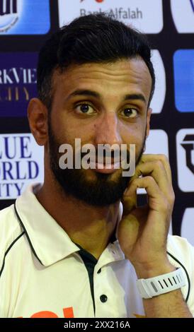 Rawalpindi, Pakistan. August 2024. Pakistans Kapitän Shan Masood gibt während einer Pressekonferenz im Rawalpindi Cricket Stadium in Rawalpindi am 20. August 2024, am Vorabend des ersten Test-Cricket-Spiels zwischen Pakistan und Bangladesch, Gesten. (Foto: Raja Imran Bahadar/Pacific Press/SIPA USA) Credit: SIPA USA/Alamy Live News Stockfoto