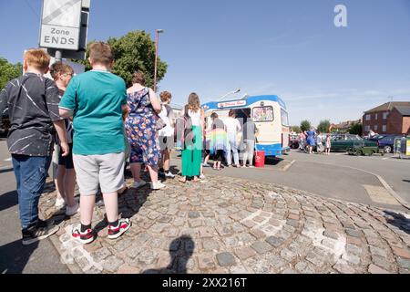 Leute, die in Ilkeston, Derbyshire, Großbritannien, um Eis zu holen Stockfoto