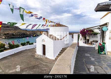 Rhodos, Griechenland - 9. Mai 2024: Wunderschöne mittelalterliche Architektur der Stadt Lindos auf Rhodos, Griechenland. Stockfoto