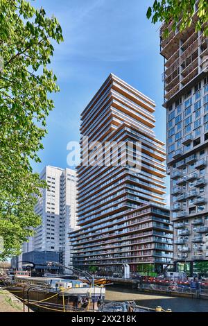 Rotterdam, Niederlande - 10. April 2024: Der terrassierte Turm auf dem Boompjes Boulevard neben dem Nieuwe Maas Fluss im Wijnhaveneiland Stockfoto