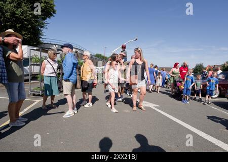 Menschenmassen bei einer Sommerveranstaltung in Ilkeston, Derbyshire, Großbritannien Stockfoto