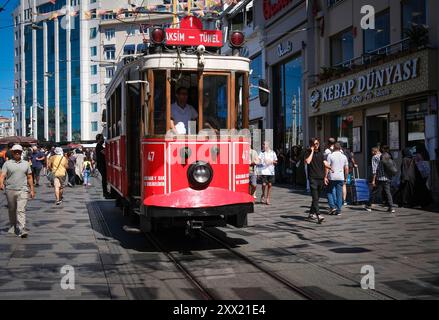 Eines der wichtigsten Symbole im Stadtteil Taksim in Istanbul sind die Straßenbahnen. Stockfoto