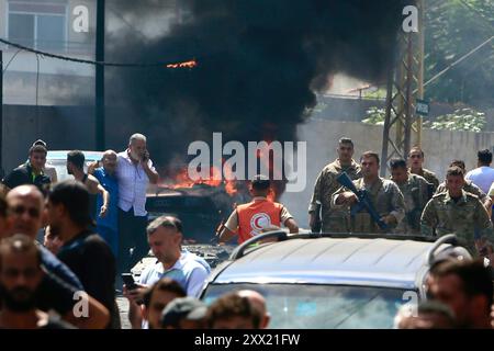 Sidon, Libanon. August 2024. Rauch und Flammen steigen aus einem Fahrzeug auf, das am 21. August 2024 von Raketen einer israelischen Drohne in Sidon, Libanon, getroffen wurde. Eine israelische Drohne feuerte am Mittwochmorgen zwei Luft-Boden-Raketen auf einen zivilen SUV am Südeingang der Stadt Sidon ab und tötete einen Führer der Al-Aqsa Märtyrer-Brigaden, dem bewaffneten Flügel der Palästinensischen Nationalen Befreiungsbewegung (Fatah), sagten libanesische Militärquellen gegenüber Xinhua. Quelle: Ali Hashisho/Xinhua/Alamy Live News Stockfoto