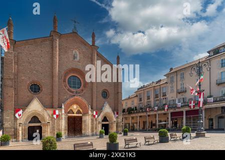 Asti, Italien - 20. August 2024: Stiftskirche San Secondo ( 7. Jahrhundert; 10.; 15. Jahrhundert) auf dem Platz San Secondo mit Palio-Bannern Stockfoto