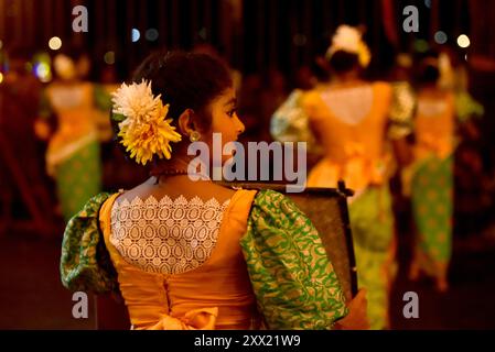 Kandy, Sri Lanka. August 2024. Das Kandy Esala Perahera, eines der ältesten und größten buddhistischen Feste des Landes, findet am 19. August 2024 in Kandy, Sri Lanka, statt. Der kulturelle und religiöse Wettbewerb findet jährlich statt, um dem Heiligen Zahn-Relic zu huldigen und die Segnungen der Schutzgottheiten (Sri Vishnu, Kataragama, Natha und Pathini der vier Devalas) zu erbitten. (Foto: Ruwan Walpola/Pacific Press/SIPA USA) Credit: SIPA USA/Alamy Live News Stockfoto