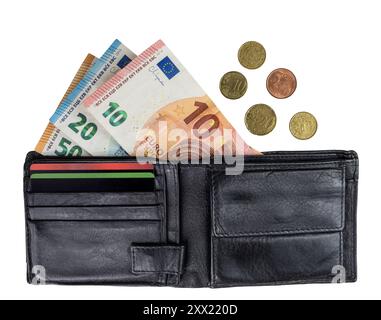 Schwarze Geldbörse mit Banknoten 50, 20 und 10 Euro und etwas Münze daneben. Etwas Bargeld ist aus der Brieftasche. Stockfoto