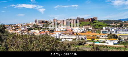 Blick auf Silves Stadtgebäude mit berühmter Burg und Kathedrale, Region Algarve, Portugal. Mauern der mittelalterlichen Burg in Silves, Region Algarve, Por Stockfoto