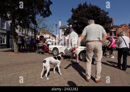 Menschenmassen bei einer Sommerveranstaltung in Ilkeston, Derbyshire, Großbritannien Stockfoto