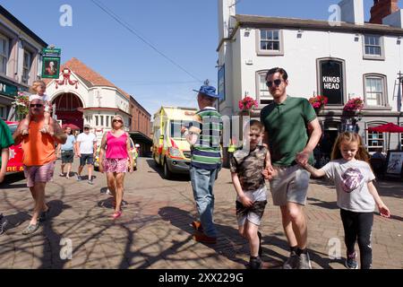 Menschenmassen bei einer Sommerveranstaltung in Ilkeston, Derbyshire, Großbritannien Stockfoto