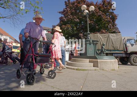 Menschenmassen bei einer Sommerveranstaltung in Ilkeston, Derbyshire, Großbritannien Stockfoto