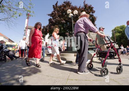 Menschenmassen bei einer Sommerveranstaltung in Ilkeston, Derbyshire, Großbritannien Stockfoto