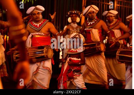 Kandy, Sri Lanka. August 2024. Das Kandy Esala Perahera, eines der ältesten und größten buddhistischen Feste des Landes, findet am 19. August 2024 in Kandy, Sri Lanka, statt. Der kulturelle und religiöse Wettbewerb findet jährlich statt, um dem Heiligen Zahn-Relic zu huldigen und die Segnungen der Schutzgottheiten (Sri Vishnu, Kataragama, Natha und Pathini der vier Devalas) zu erbitten. (Foto: Ruwan Walpola/Pacific Press/SIPA USA) Credit: SIPA USA/Alamy Live News Stockfoto