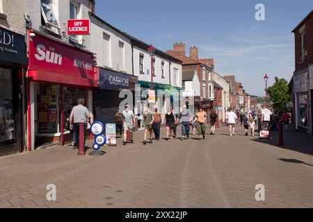 Menschenmassen bei einer Sommerveranstaltung in Ilkeston, Derbyshire, Großbritannien Stockfoto