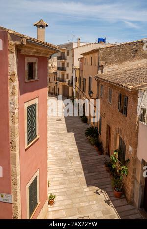 Leere Straße in einer mittelalterlichen Altstadt, Alcudia, Mallorca, Balearen, Spanien Stockfoto