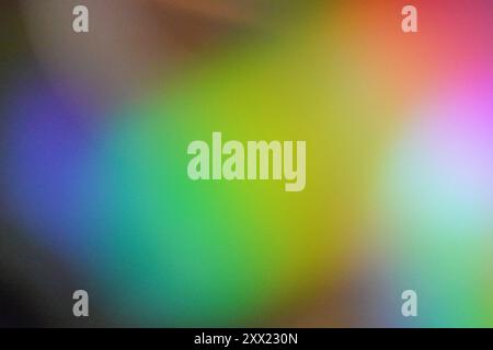Abstrakter farbiger holographischer Farbverlauf, unscharfer Hintergrund. Verschwommene Regenbogenfarben, leichte Lecks flackern den überlagerten Hintergrund Stockfoto