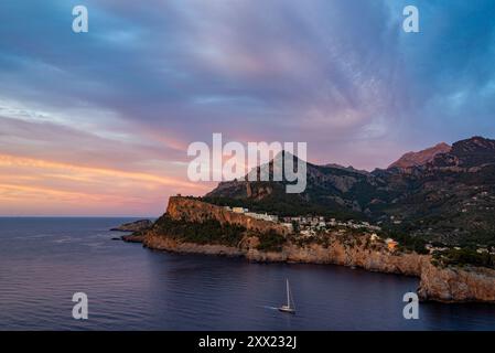 Sonnenuntergang über Cap de Sa Creu und Serra de Tramuntana, Mallorca, Balearen, Spanien Stockfoto