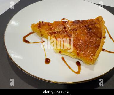 Nahaufnahme eines Stücks traditioneller portugiesischer Käse und Honigkuchen Stockfoto