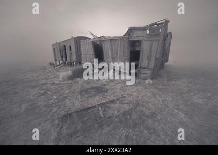 Verlassene Vintage-Holzwaggons auf einem nebeligen Feld, Australien Stockfoto