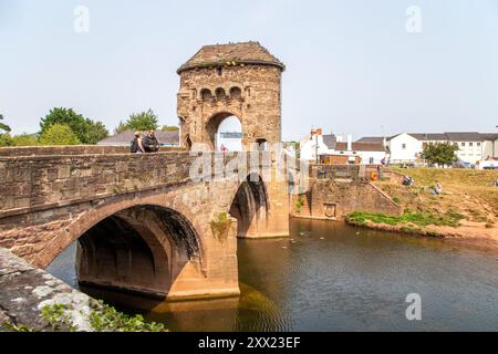 Die Monnow Bridge in Monmouth, Wales, ist die einzige noch erhaltene befestigte Flussbrücke Großbritanniens mit ihrem Torturm, der auf der Brücke über den Fluss Monno steht Stockfoto