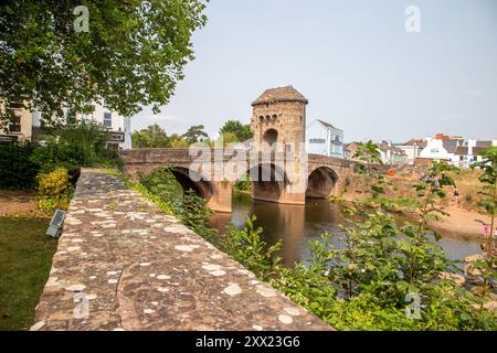 Die Monnow Bridge in Monmouth, Wales, ist die einzige noch erhaltene befestigte Flussbrücke Großbritanniens mit ihrem Torturm, der auf der Brücke über den Fluss Monno steht Stockfoto