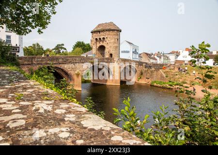 Die Monnow Bridge in Monmouth, Wales, ist die einzige noch erhaltene befestigte Flussbrücke Großbritanniens mit ihrem Torturm, der auf der Brücke über den Fluss Monno steht Stockfoto