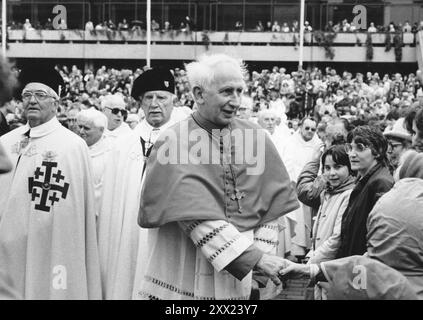 KARDINAL BASIL HUME SPAZIERT UNTER DEN MENSCHENMASSEN AN DER RÖMISCH-KATHOLISCHEN FREILUFTMESSE, GUILDHALL SQUARE, PORTSMOUTH, 1983 PIC MIKE WALKER 1983 Stockfoto