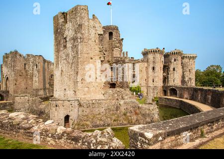 Raglan Castle eine spätmittelalterliche Burg nördlich des Dorfes Raglan in der Grafschaft Monmouthshire im Südosten von Wales Stockfoto