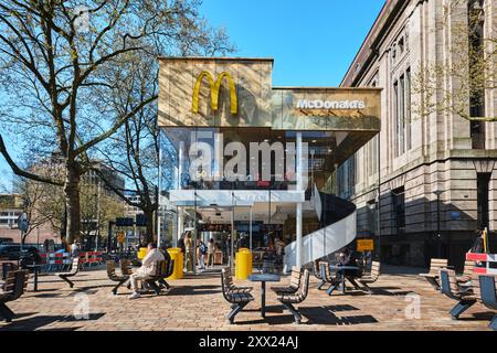 Rotterdam, Niederlande – 10. April 2024: Golden McDonald’s Pavillon in Rotterdam auf Coolsingel, entworfen von Mei Architekten und Planern, wurde 2015 eröffnet Stockfoto