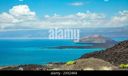 Die Ardoukoba-Spalte löst Vulkankrater mit Golf und Bergen im Hintergrund, Tajourah Djibouti Stockfoto