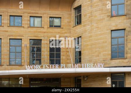 Der Eingang der öffentlichen Bibliothek von Worcester in der Innenstadt von Worcester, MA Stockfoto