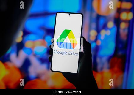 In dieser Abbildung wird das Google Drive-Logo auf einem Smartphone-Bildschirm angezeigt. Stockfoto