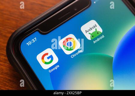 Vancouver, KANADA - 21. August 2024 : Google-, Google Chrome- und Android-Symbole auf einem Smartphone-Bildschirm. Stockfoto