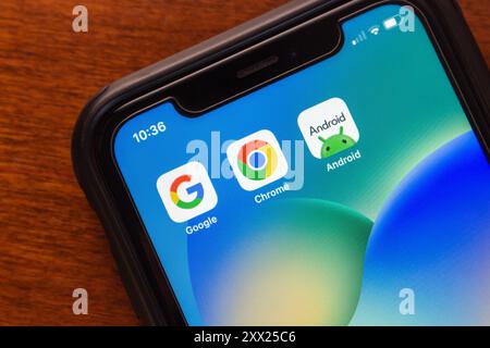 Vancouver, KANADA - 21. August 2024 : Google-, Google Chrome- und Android-Symbole auf einem Smartphone-Bildschirm. Stockfoto