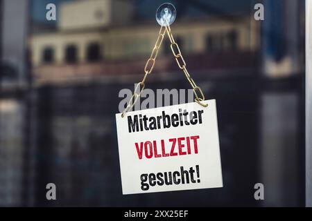 21. August 2024: Schild an der Tür eines Ladens mit der Aufschrift: Mitarbeiter wünscht VOLLZEIT-FOTOMONTAGE *** Schild an der Türe von einem Geschäft mit Aufschrift: Mitarbeiter VOLLZEIT gesucht FOTOMONTAGE Stockfoto