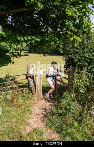 Woman Walking the Offa's Dyke Weitwanderweg im walisischen Monmouthshire Wales Stockfoto