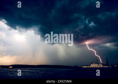 Ein Gewitter über einem Boot im Hafen Klaipeda, Litauen Stockfoto