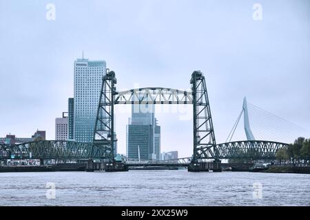 Rotterdam, Niederlande - 10. April 2024: Alter berühmter und monumentaler Koningshavenbrug ('de Hef). Diese legendäre Hebebrücke Stockfoto