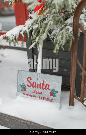 Nahaufnahme eines Weihnachtsmanns Bitte halten Sie hier an einem Weihnachtsbaum vor einem Haus an einem verschneiten Wintertag, Belarus Stockfoto