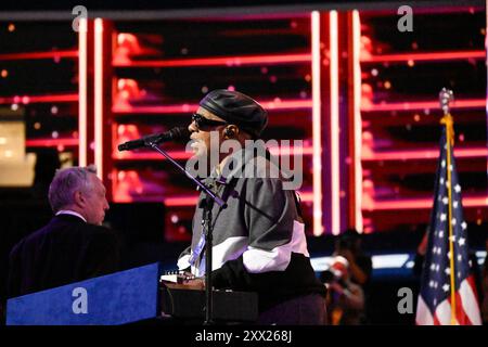 Chicago, Usa. August 2024. Sänger Stevie Wonder tritt am Mittwoch, den 21. August 2024, während eines Soundcheck vor der Democratic National Convention 2024 im United Center in Chicago, Illinois auf. Demokraten kommen zusammen, um Vizepräsidentin Kamala Harris als ihren Kandidaten für das Amt des US-Präsidenten zu nominieren. Foto: Matt Marton/UPI Credit: UPI/Alamy Live News Stockfoto