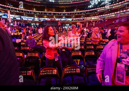 Chicago, Usa. August 2024. Kalifornische Delegierte tanzen während eines Soundcheck vor der Democratic National Convention 2024 im United Center in Chicago am Mittwoch, den 21. August 2024. Demokraten kommen zusammen, um Vizepräsidentin Kamala Harris als ihren Kandidaten für das Amt des US-Präsidenten zu nominieren. Foto: Matt Marton/UPI Credit: UPI/Alamy Live News Stockfoto